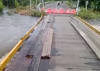 Trecho alagado da BR 222 sobre Ponto Rio dos Matos, em Piripiri