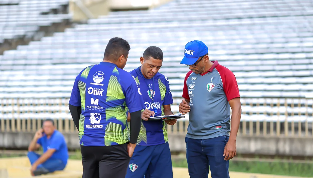 Treinador ao lado de auxiliares