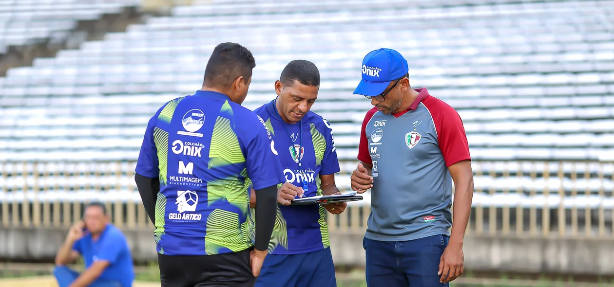 Treinador ao lado de auxiliares