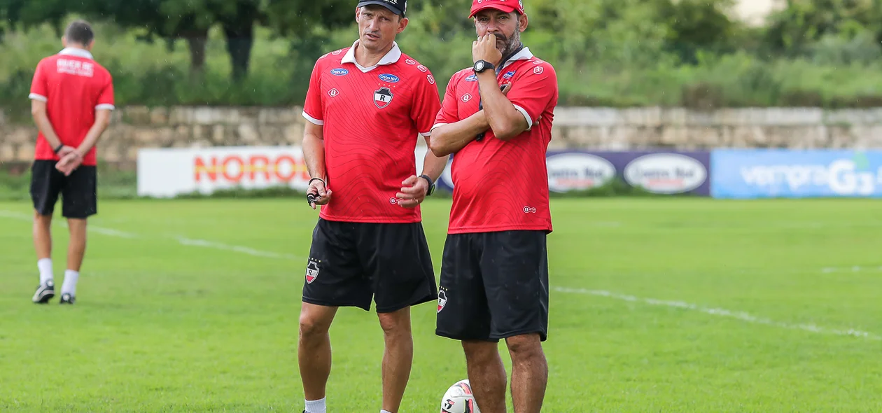 Treinador e auxiliar