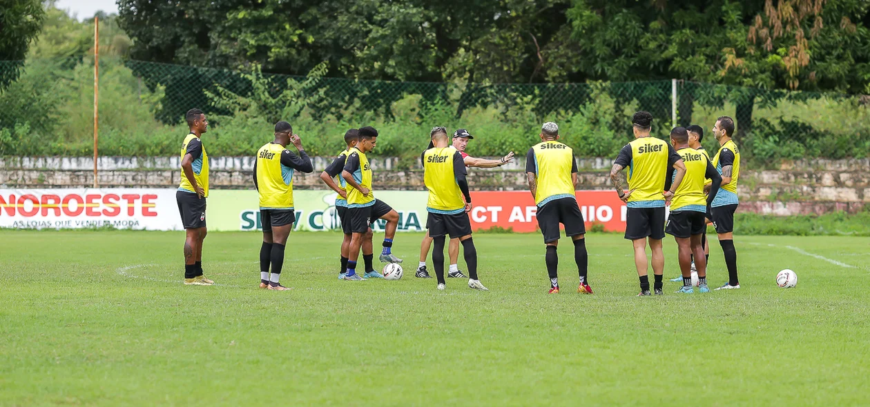 Treinador orientando os jogadores