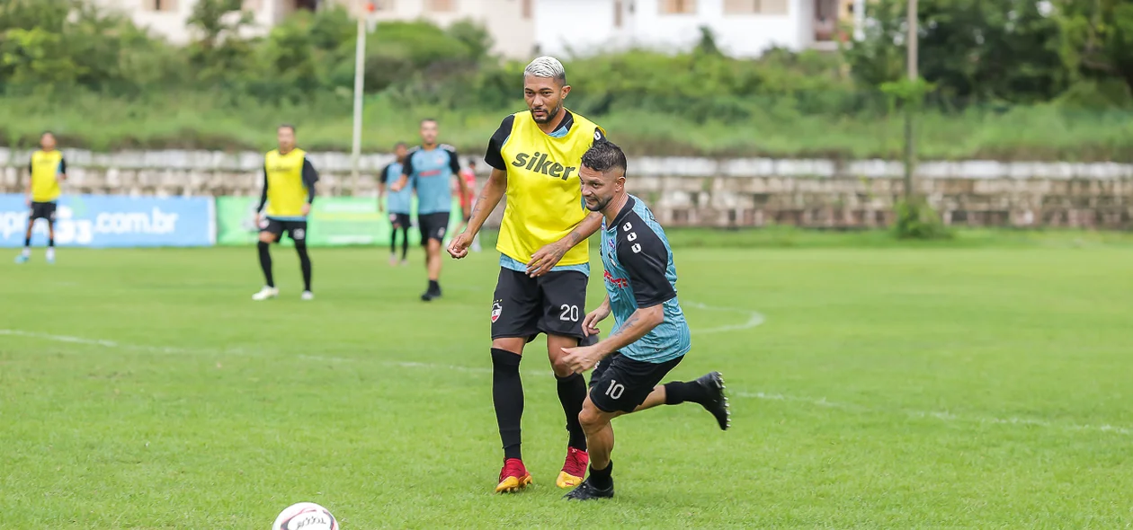 Treino coletivo com titulares e reserva
