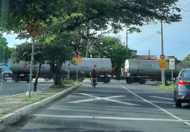 Trem apresentou problema e dificultou o trânsito em Teresina e Timon