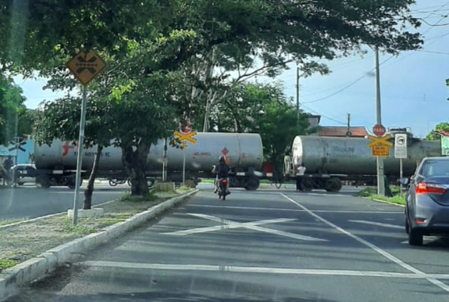 Trem apresentou problema e dificultou o trânsito em Teresina e Timon