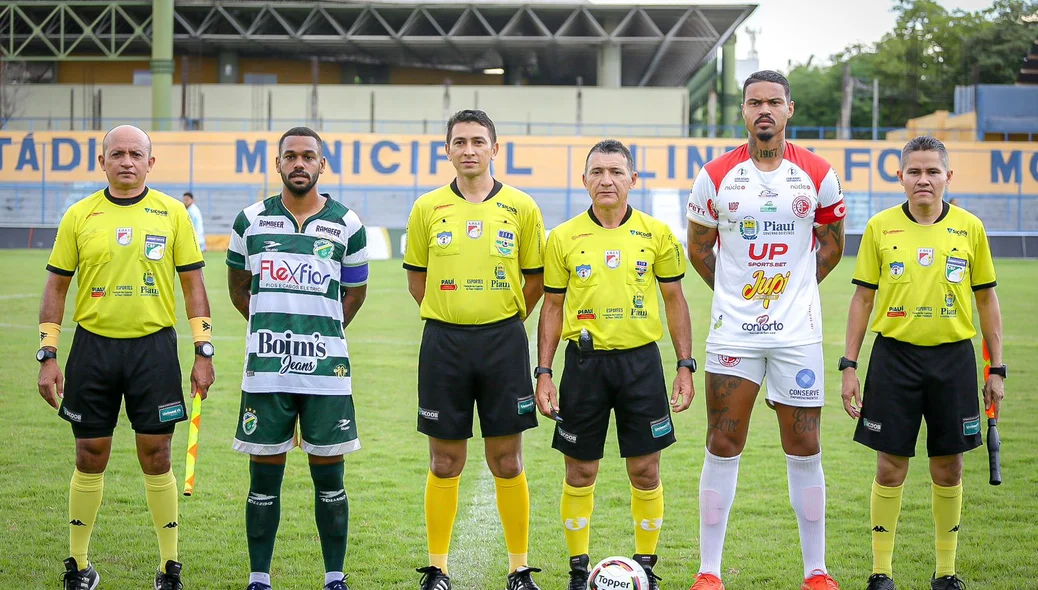 Trio de arbitragem e capitães na partida entre Altos e 4 de Julho