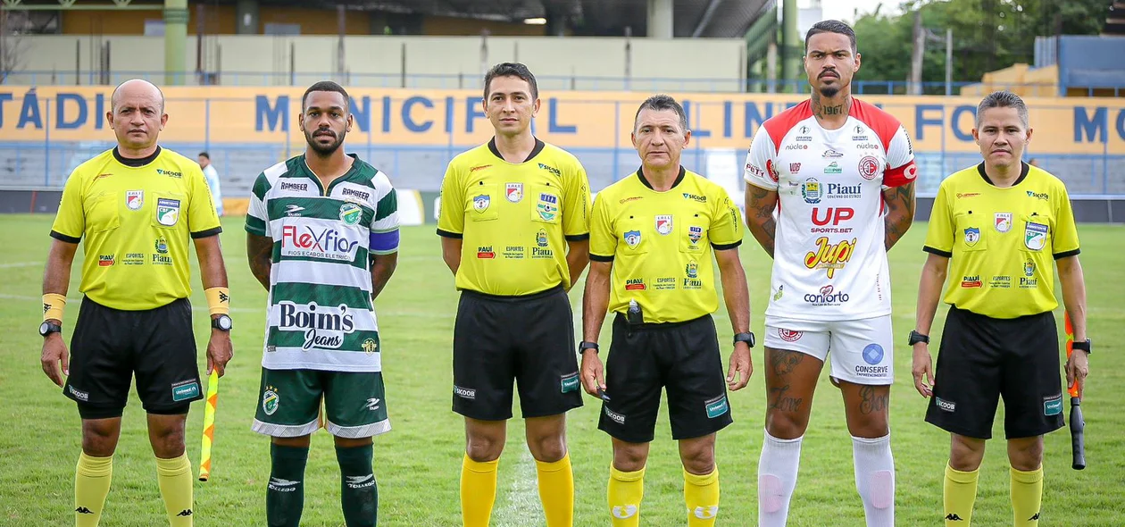 Trio de arbitragem e capitães na partida entre Altos e 4 de Julho