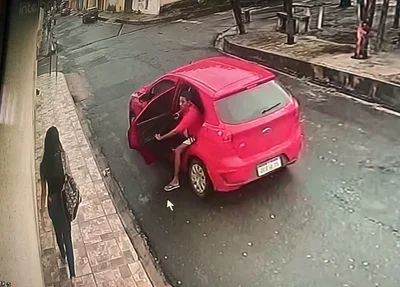 Um dos assaltantes sai do carro e rouba pedestre
