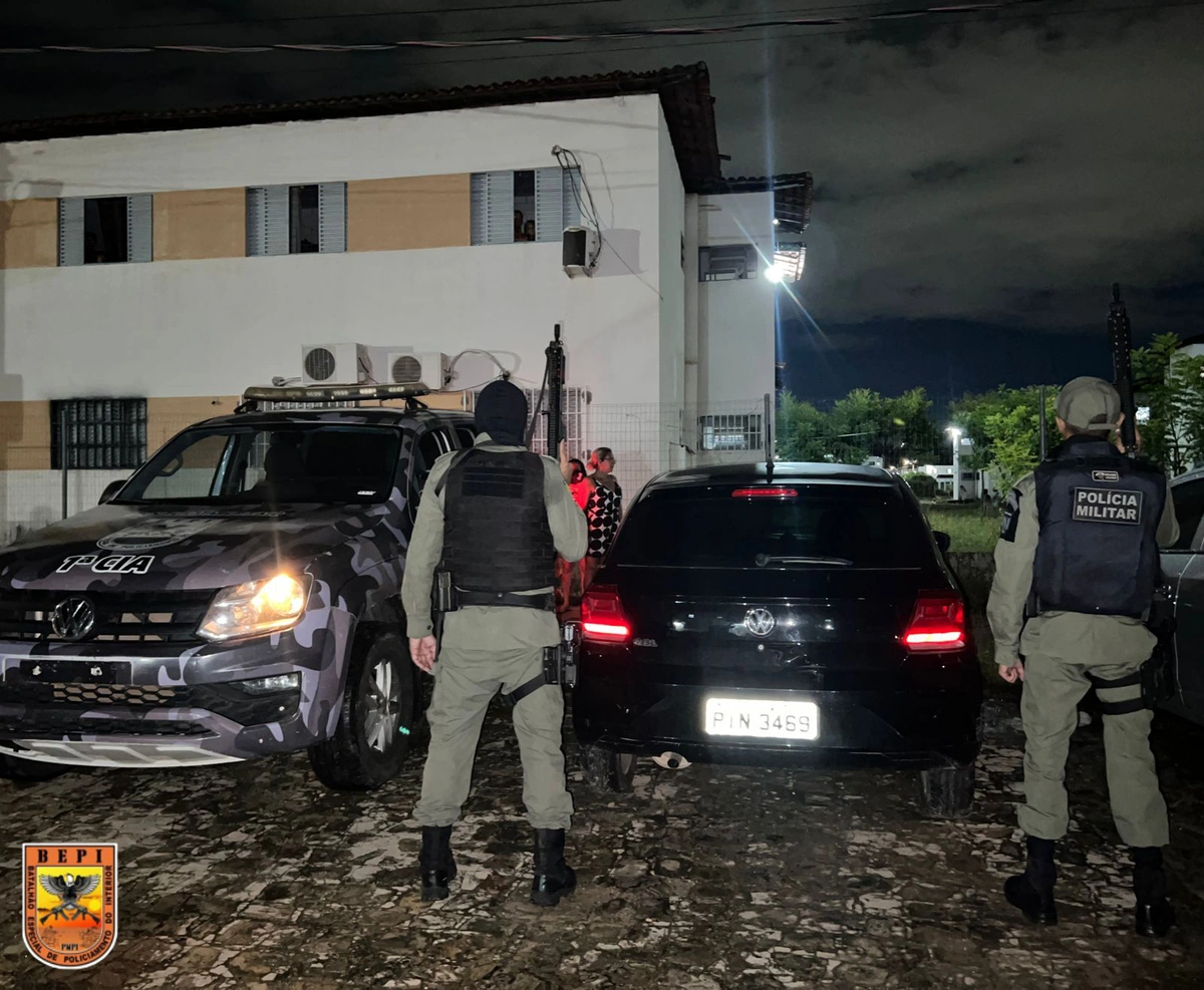 Veículo recuperado com os dois suspeitos