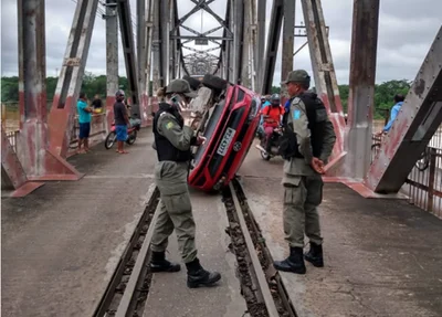 Veículo tombou na Ponte Metálica