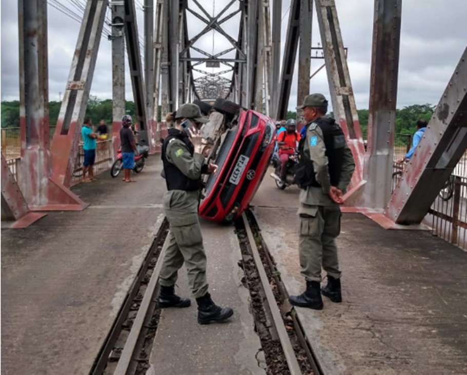 Veículo tombou na Ponte Metálica