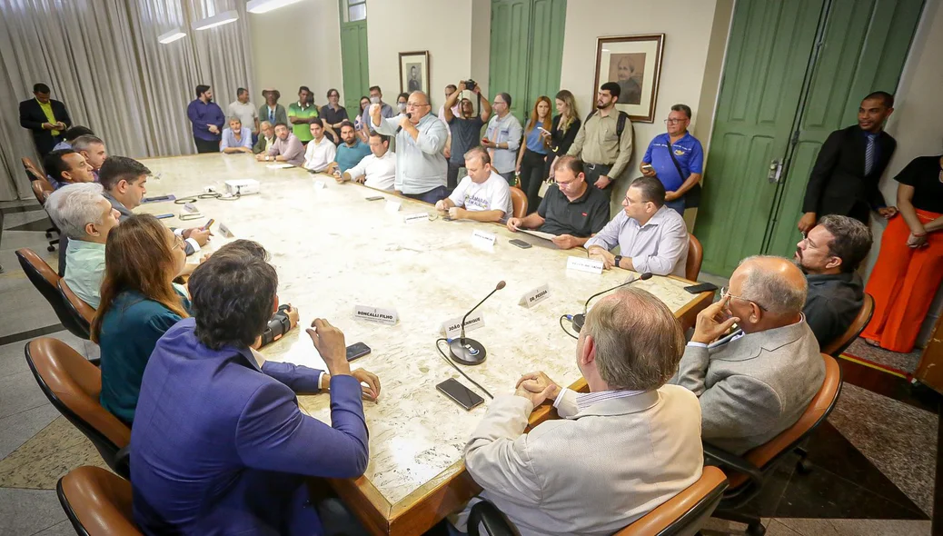 Vereador Antônio José Lira falando durante assinatura da licitação do rebaixamento da Avenida Miguel Rosa