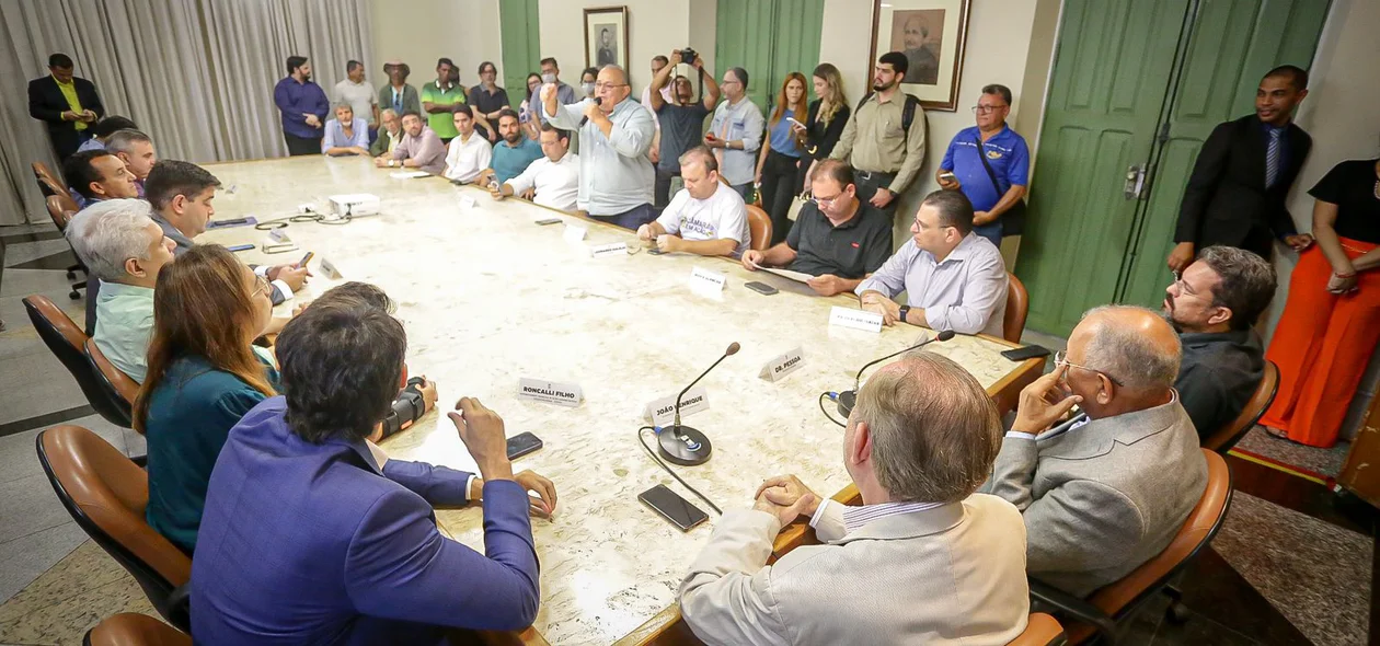 Vereador Antônio José Lira falando durante assinatura da licitação do rebaixamento da Avenida Miguel Rosa