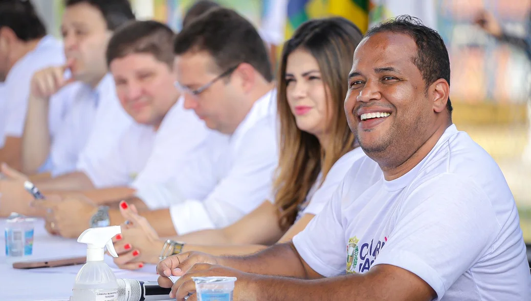 Vereador Enzo Samuel ao lado de outros vereadores