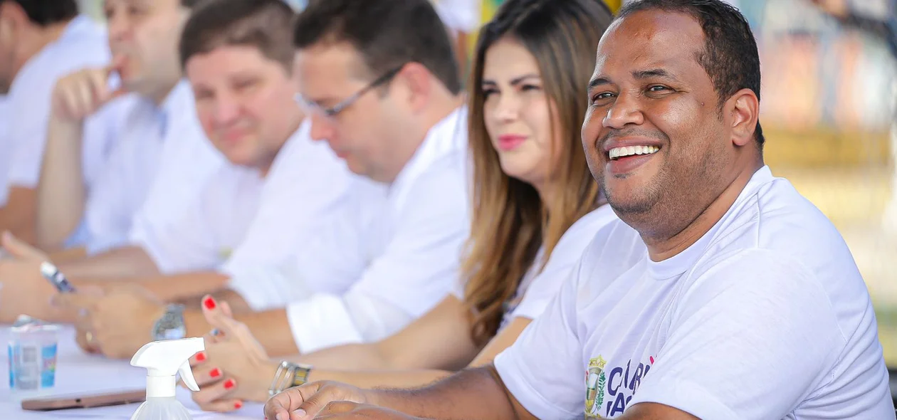 Vereador Enzo Samuel ao lado de outros vereadores