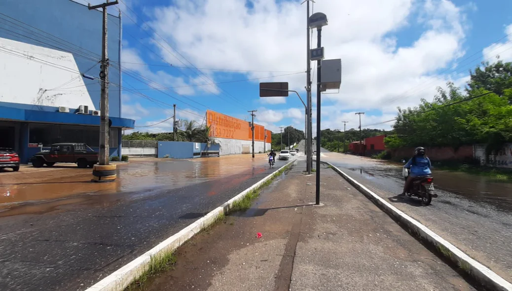 Via fica intrafegável