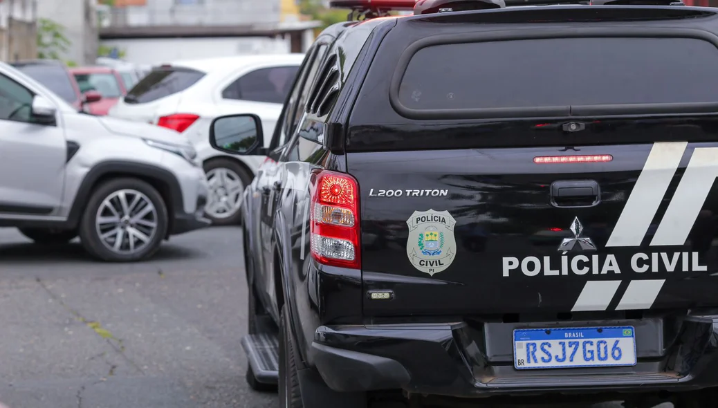 Viatura da Polícia Civil conduzindo Marcos Vitor