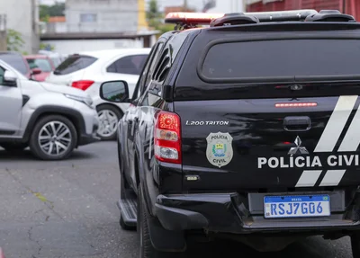 Viatura da Polícia Civil conduzindo Marcos Vitor