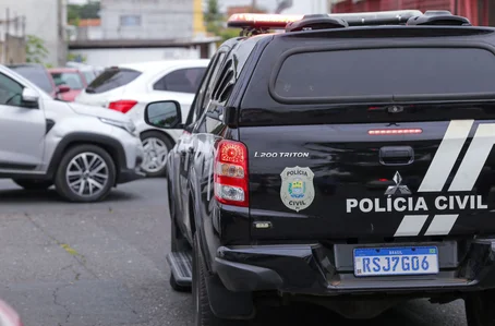 Viatura da Polícia Civil conduzindo Marcos Vitor