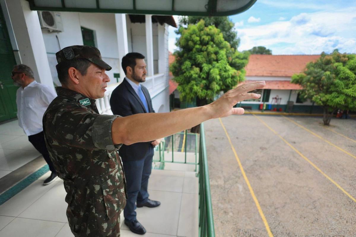 Visita do deputado Felipe Sampaio ao 25º BC