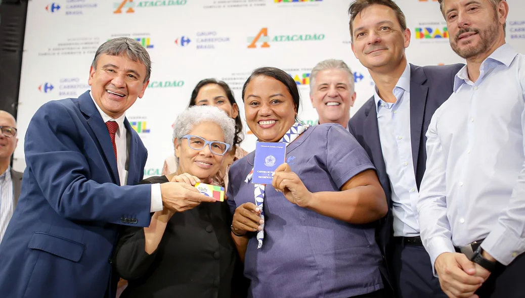 Wellington Dias e Regina Sousa entregam carteira assinada para funcionária do Carrefour