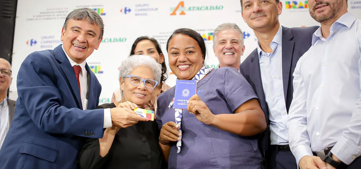 Wellington Dias e Regina Sousa entregam carteira assinada para funcionária do Carrefour