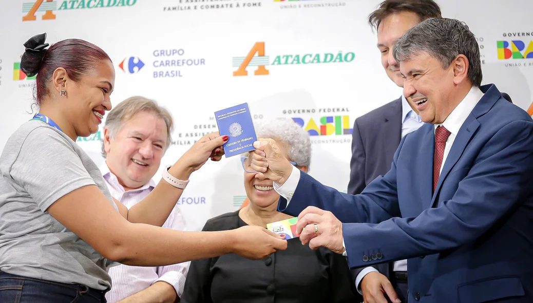 Wellington Dias entrega carteira de trabalho para funcionária do Grupo Carrefour