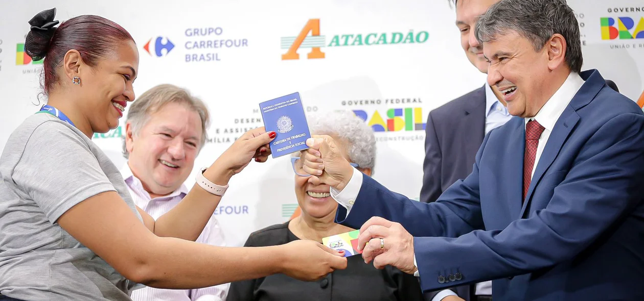 Wellington Dias entrega carteira de trabalho para funcionária do Grupo Carrefour