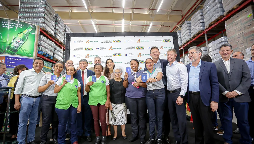 Wellington Dias, Regina Sousa, diretores do Grupo Carrefour e novos funcionários