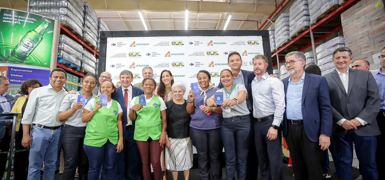 Wellington Dias, Regina Sousa, diretores do Grupo Carrefour e novos funcionários