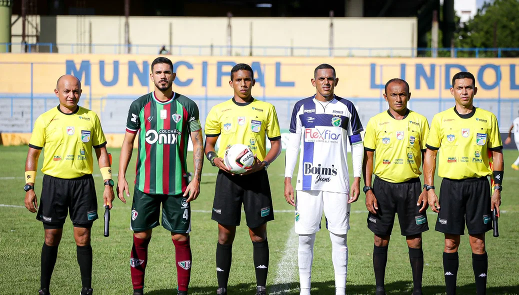 Weverton (capitão do Fluminense-PI), Du Santos (capitão do Altos) e equipe de arbitragem