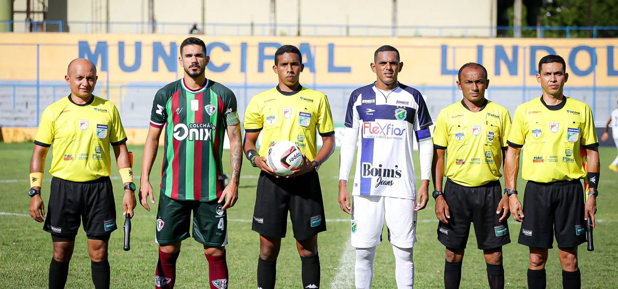 Weverton (capitão do Fluminense-PI), Du Santos (capitão do Altos) e equipe de arbitragem