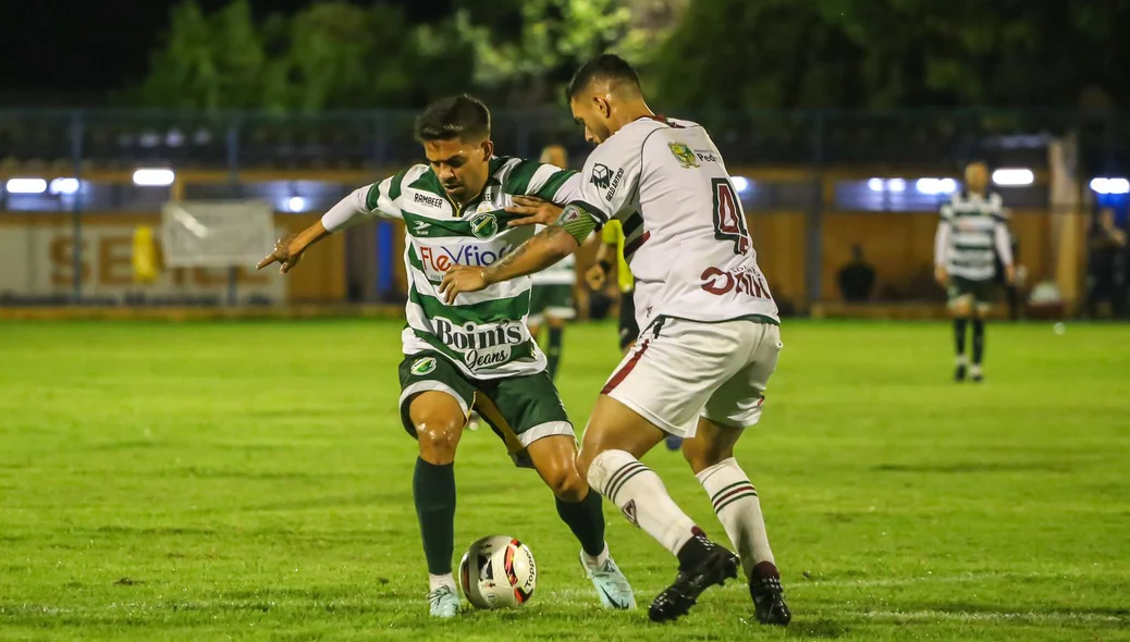 Weverton tenta roubar bola de jogador adversário