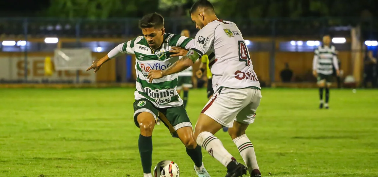 Weverton tenta roubar bola de jogador adversário