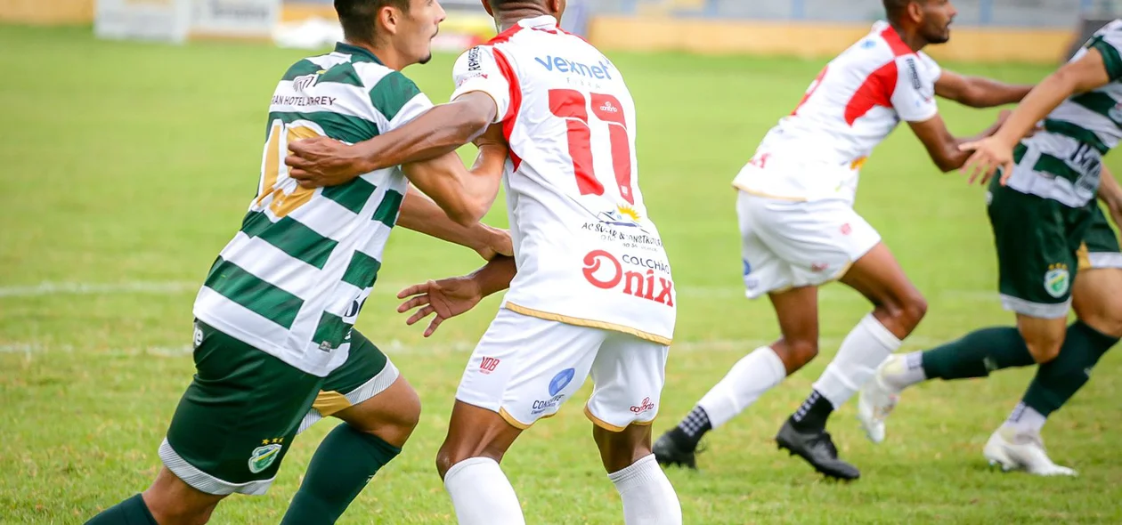 Yan briga com o defensor