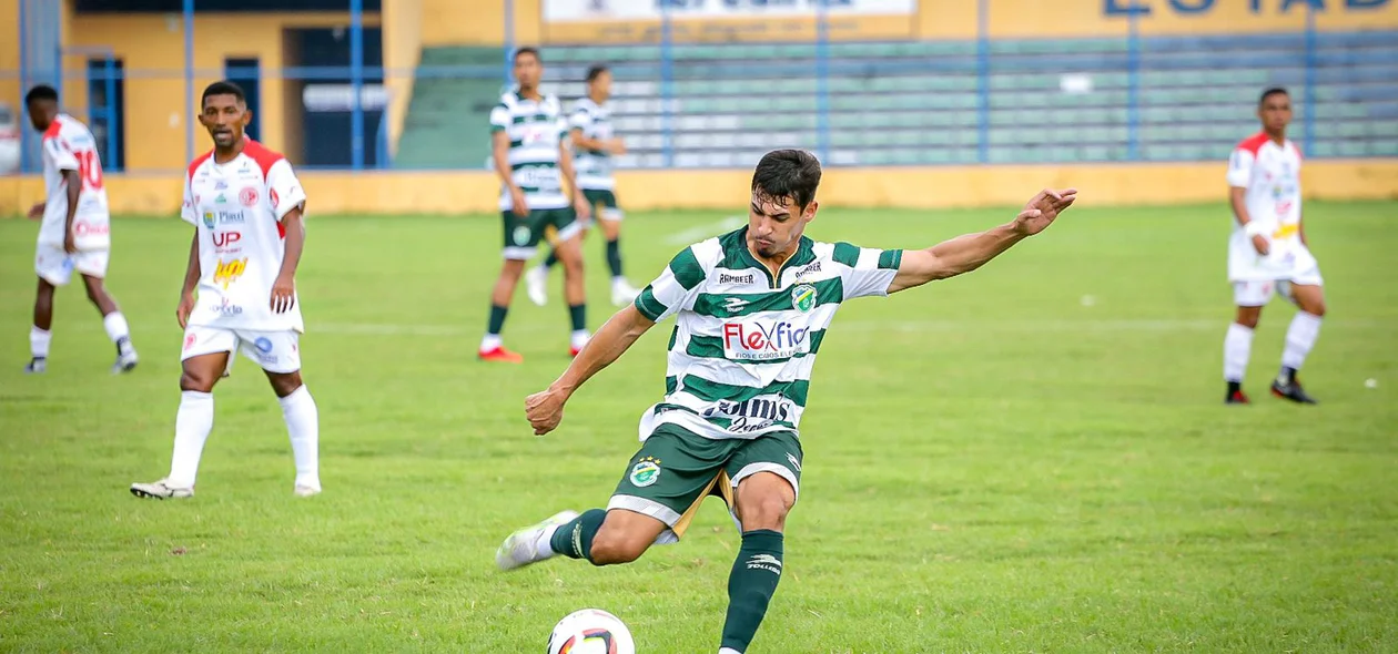 Yan tenta chute ao gol