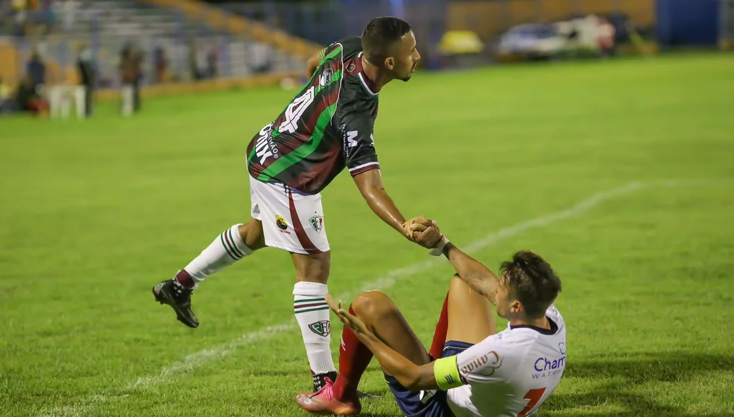 Zagueiro Biloca (Fluminense-PI) ajudando Lucas Mugni (Bahia) a levantar