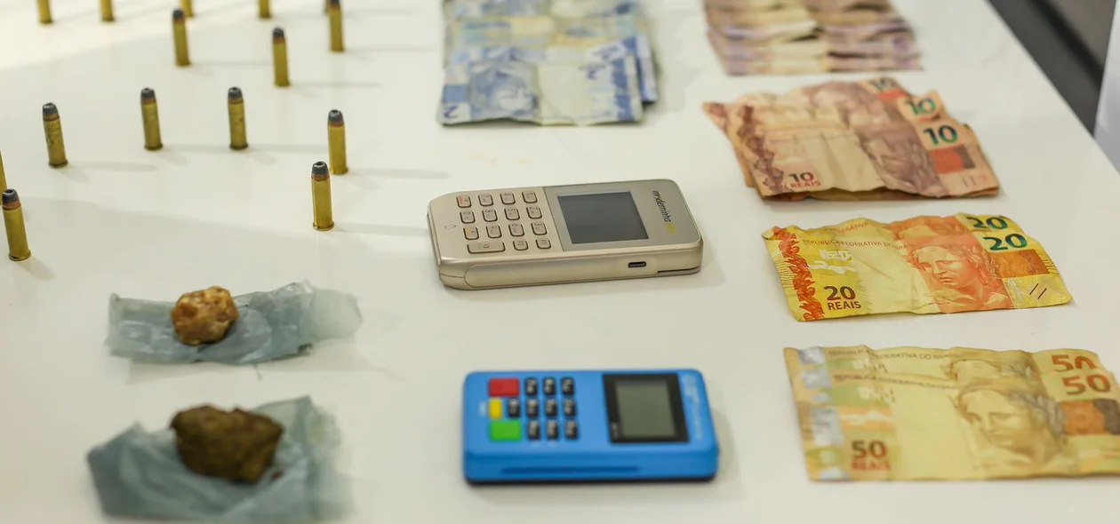 Além de de dinheiro, máquinas de cartões foram localizadas