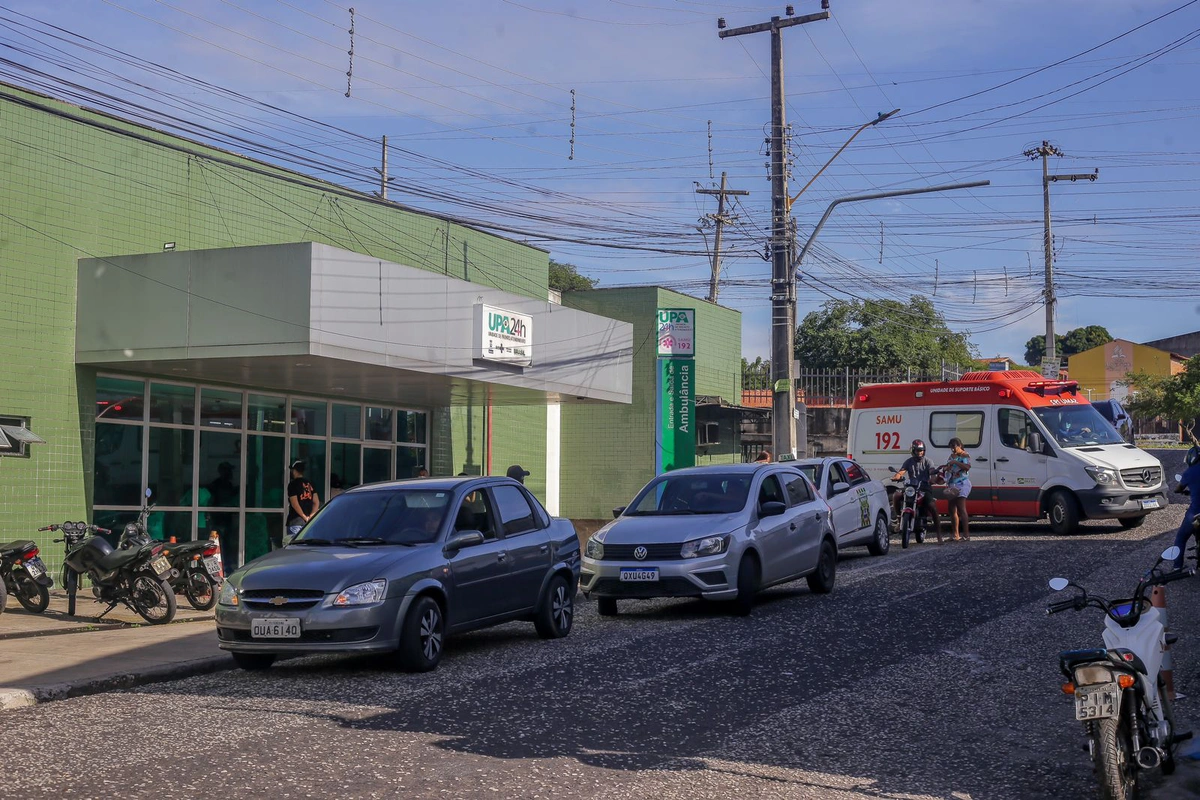 Ambulância do SAMU deixando a Unidade de Pronto Atendimento (UPA) do Renascença