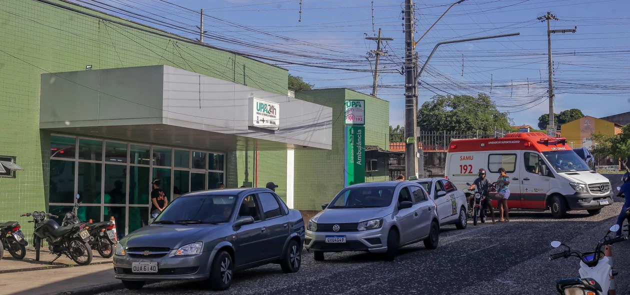 Ambulância do SAMU deixando a Unidade de Pronto Atendimento (UPA) do Renascença