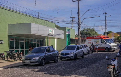 Ambulância do SAMU deixando a Unidade de Pronto Atendimento (UPA) do Renascença