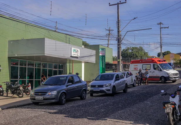 Ambulância do SAMU deixando a Unidade de Pronto Atendimento (UPA) do Renascença