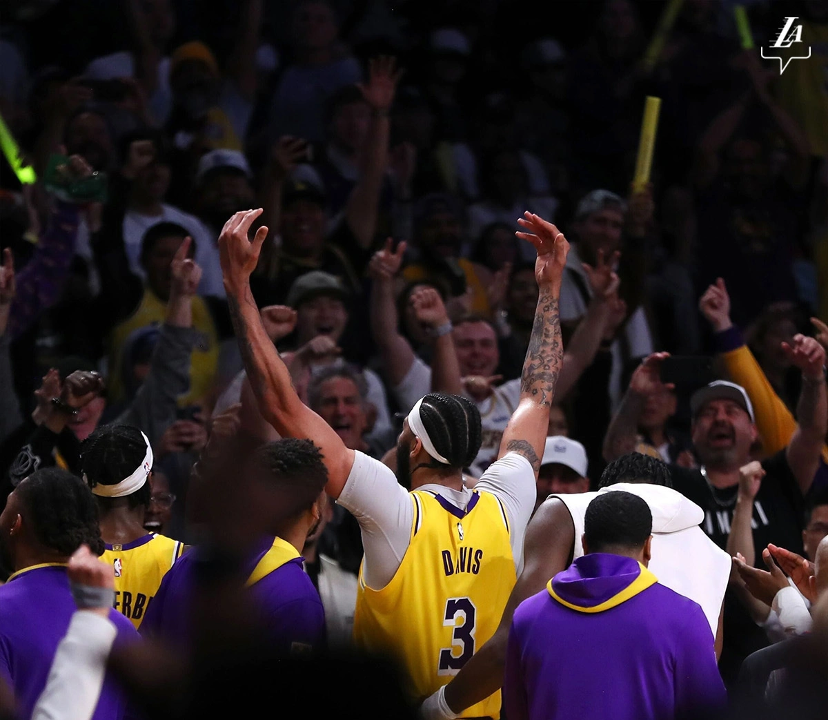 Anthony Davis é abraçado pela torcida após um ótimo jogo