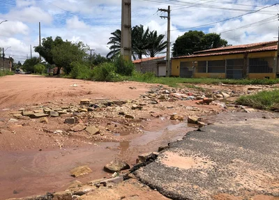 Após chuvas, moradores reclamam de rua intrafegável no loteamento Porto Alegre III
