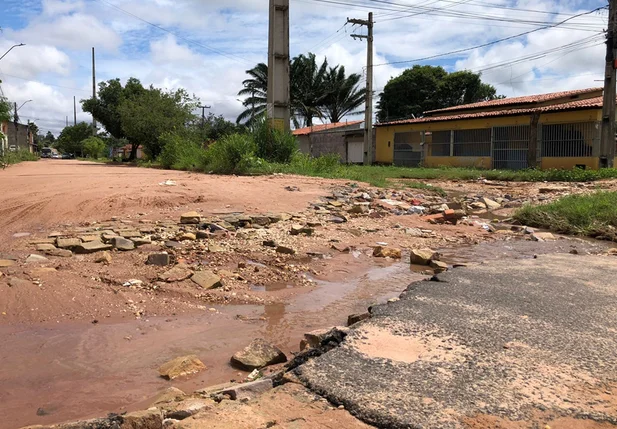 Após chuvas, moradores reclamam de rua intrafegável no loteamento Porto Alegre III