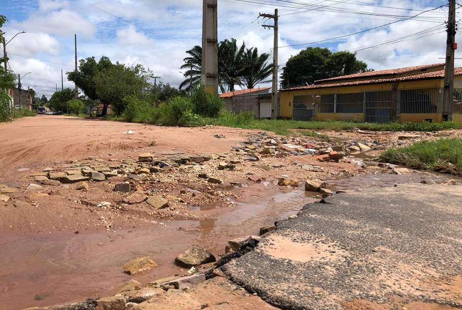 Após chuvas, moradores reclamam de rua intrafegável no loteamento Porto Alegre III