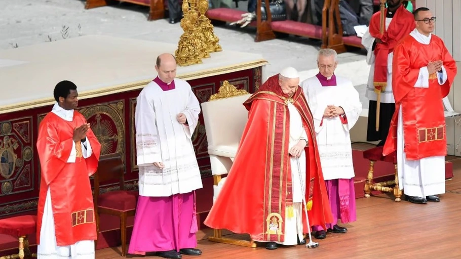 Após ter alta, papa Francisco participa da missa de Domingo de Ramos