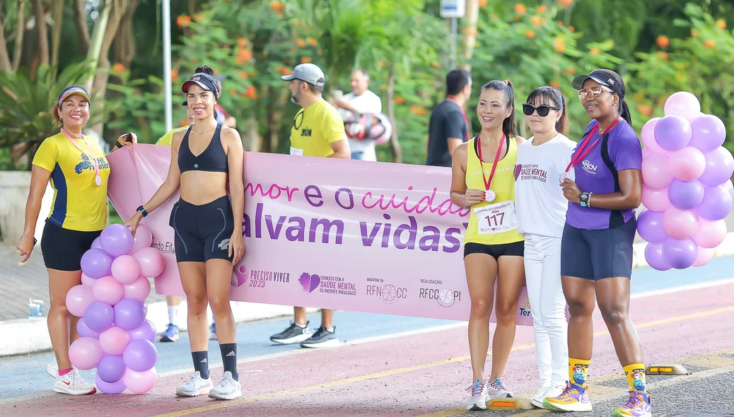 Atletas na linha de chegada da corrida solidária