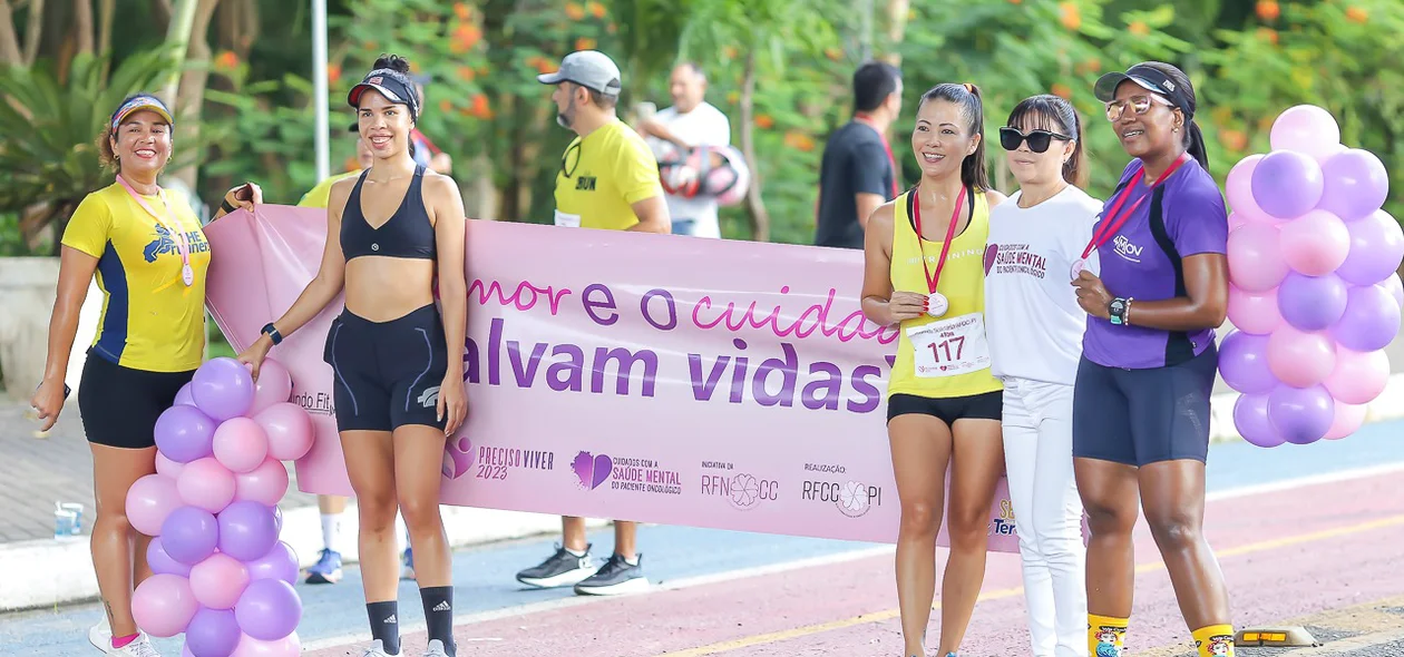 Atletas na linha de chegada da corrida solidária