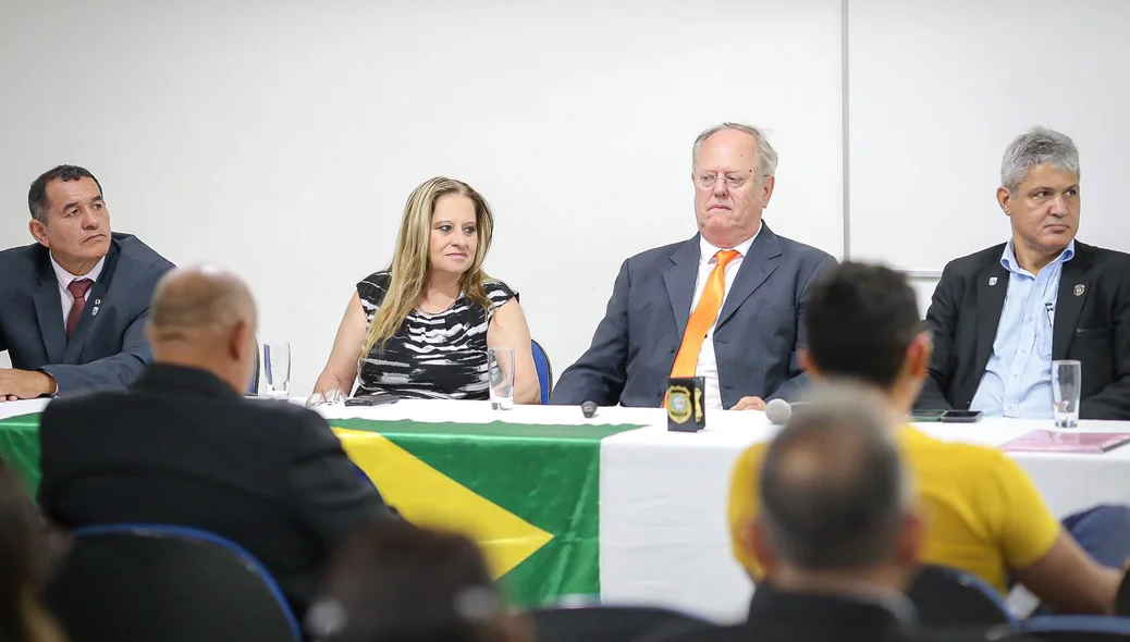 Autoridades na mesa de honra