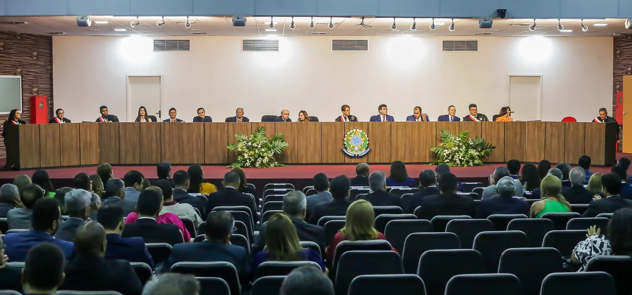 Autoridades na mesa de honra